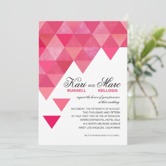 |の暗い赤紫色のショッキングピンクを結婚する幾何学的な三角形 招待状 (スタンド正面)