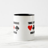 の橋を渡るとトンネルの視遊見は危険だ ツートーンマグカップ (中央)