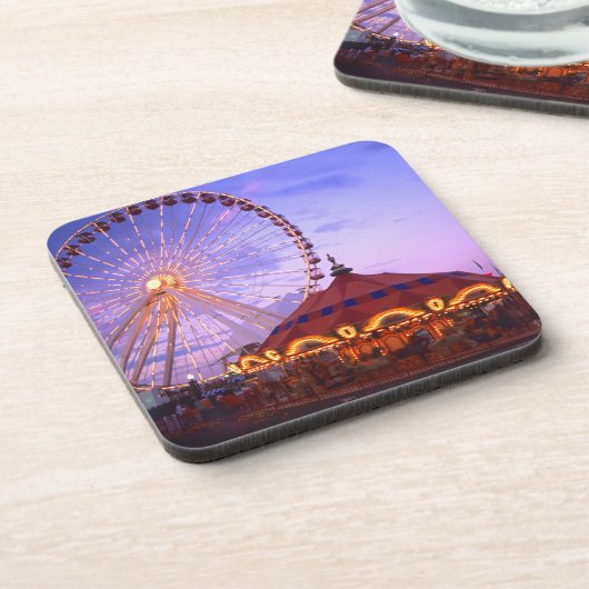 の海軍埠頭の観覧車と回転木馬 コースター (左側)