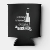 の生き延び父親は一度に1本のビールを動揺して飲む 缶クーラー (正面)