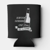 の生き延び父親は一度に1本のビールを動揺して飲む 缶クーラー (裏面)