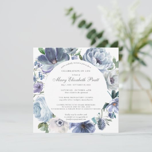 ～の生活のお祝いほこりっぽい青と白フローラ 招待状 (スタンド正面)