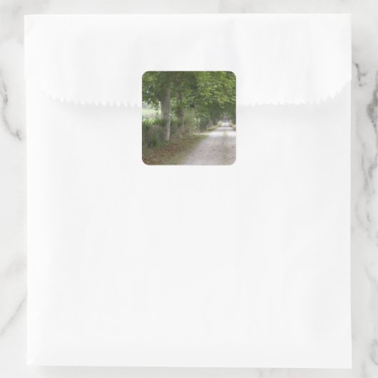 ~の町の近くの田舎の未舗装の田舎道 スクエアシール (バッグ)