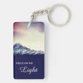 *~*の紫色のラベンダー山の勇気付けられるLOA キーホルダー (裏面)