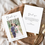 の結婚ありがとう写真ミニマル サンキューカード<br><div class="desc">フロント結婚とバックに写真があるロマンチックなサンキューカード。サンキューカードにはモダン、ミニマルなモダン結婚式日のお祝いの後に使用するエレガント、シンプルと使用する手で文字のキュラシンプルシックスクリプトのタイポグラフィが含まれている。</div>