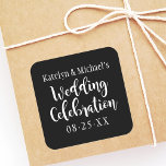 の結婚お祝い黒手書きスクリプト スクエアシール<br><div class="desc">「モダンs結婚お祝い」のシールは書モダン跡の文字タイポグラフィと手書きの白黒の色のスキームを備えよくはしゃぐてはっきりしたいる。新郎新婦のカジュアル名前と日付とエレガント共にカスタム、まだの文字をパーソナライズ結婚する。</div>