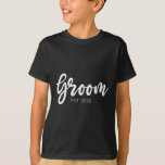 の結婚とカップルの一致するギフトショップとBla Tシャツ<br><div class="desc">の結婚とカップルのマッチングのギフトショップと黒の新郎のEst。2025新郎ギフト</div>