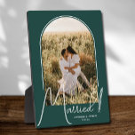 の結婚アーチ写真エメラルドグリーン フォトプラーク<br><div class="desc">特別な記念結婚品は、文字がシックな文字の「結婚した」のアーチ型のデザインとエメラルドグリーンの背景の名前と日付を備え結婚た、あなたの写真を備えている。あなたの家族のための美しい贈り物と自分の家で表示する素晴らしいメモリ。BACKGROUNDの色は変更可能!コレクション内の色の追加。</div>