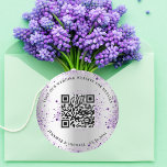 の結婚ウェブサイトQRコード詳細rsvp silver violet violet ラウンドシール<br><div class="desc">WebサイトのURL結婚を追加する。詳細については、詳細、オンライン出欠。銀フェイク色の背景飾と紫フェイク色のグリッター。</div>