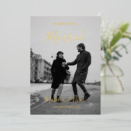 の結婚エレガント白黒写真金ゴールド 箔招待状 (立ち正面)