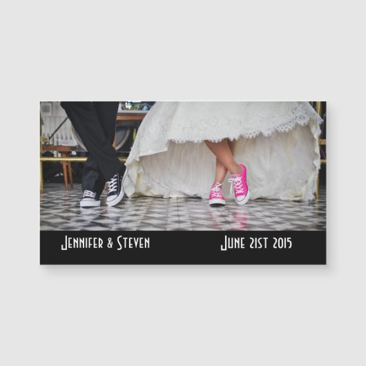 の結婚カップルのレトロスタイル50のダイナー (正面)