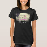 の結婚カップルのレトロスタイル50のダイナー Tシャツ<br><div class="desc">花嫁の可愛い写真と脚と足。彼らのファンシードレ結婚スを着てカジュアルて走靴を脱いだ。彼は黒スニーカーを持っていて、彼女はバ鮮やかブルガム・ピンクだ!ピンクの靴と白黒のテーマのコントラストは本当にイメージを作ポップ・アートのる!幸せなカップルは白と黒の床を持つダイナーに立っ市松模様にている。レトロ50代のディナースタイルテーマ。たった今結婚しました書はピンクのレトロフォントで。名前と詳細でパーソナライ結婚ズする</div>
