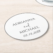 の結婚カップルの名前と日付のホワイト ラウンドペーパーコースター (アングル)