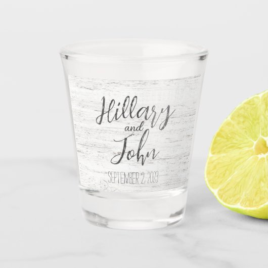 の結婚カップルの名前と日付Woodgrain ショットグラス (正面)