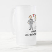 の結婚カップル – 新しい管理下 フロストグラスビールジョッキ (正面左)
