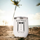 の結婚タキシードのサスペンダーが新郎のネクタイを結ぶ