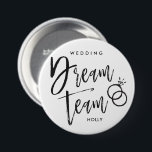 の結婚ドリームチーム |ブラックスクリプトリングや輪2 缶バッジ<br><div class="desc">のチーム結婚名前をカスタムするスクリプトレタリングボタンのリングのセット結婚と、問題の結婚式のパーティーの特別な部分の名前をフィーチャー。</div>