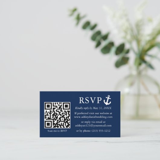 の結婚ネイビ航海のーブルーいかりRSVP QR エンクロージャーカード (スタンド正面)