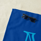 の結婚ハートズインサンドファミリーモノグラムダークブルーB ビーチタオル (インサイチュ)