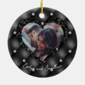 の結婚ハートフレームカスタムフォトブラックダイヤモンド セラミックオーナメント (裏面)