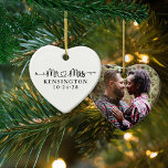 の結婚ハート矢印ミセス・ミセス・ニューライヴ・フォト セラミックオーナメント<br><div class="desc">の結婚ハートアローズ新婚婚約氏とミセスの写真オーナメントおパーソナライズされた客様の姓と日結婚付と写真！結婚式カスタマイズ、記念日、初めてのクリスマス、婚約等に最適な贈り物への簡単cedarandstring@gmail.comで連絡お問い合わせもしデザインまたはマッチング製品のサポートが必要です。</div>