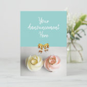 の結婚バンドが乗った結婚のカップケーキ 案内状 (スタンド正面)