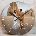 の結婚フォトラブスクリプト記念日 ラウンド壁時計<br><div class="desc">祝スパーソナライズされたモダントとシックなデザインを備えた結婚フォトラブスクリプトの周年時計エレガントへの愛。このパーソナライズされたフォトクロックはお気に入りのあなたの写真を美しく表示し結婚、新婚や思いやりある記念日の贈り物のためのタイムレスな記念結婚品を作る!</div>