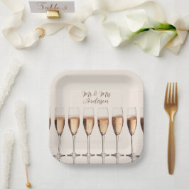 の結婚プレート列のピンクシャンパングラス ペーパープレート