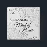 の結婚メイド・オブ・オーナー(花嫁付き添い人)名タグシルバーカーレースのようル 缶バッジ<br><div class="desc">鍵のプレイヤーをブライダルシャワーで特定結婚し、シルバーフォイルのボタエレガントンでリハフェイクーサルディナー。シルバーフォイルエレガントなウェディングスイートとコーディネートするために設計されたこのボタンフェイクは、黒い文字のメイド・オブ・オーナー(花嫁付き添い人)と彼女の名前を入力する場所を持つ白い背景にシルバーフォイルが華やいだ読。結婚式のメンバーのための好意または贈り物として完璧な。</div>