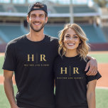 の結婚モノグラパーソナライズされたム新郎新婦 Tシャツ<br><div class="desc">祝結婚のワードローブに贅沢なTシャツのモノグラムパーソナライズされた新郎新婦と新郎新婦のTシャツで華やか結婚なスタイルを。このエレガント作品は、洗練された洗練されたブラックと金ゴールドの配色を特徴とするグラマーのtouchを求める人のために設計されている。新郎新婦の結婚イニシャルを含むミニマルデザインはパーソナライズされたしゃれている、思い出に残る記念ユニーク品として追加する。新郎新婦のTシャツで夫婦至福への旅を受け入れ、特別な日の本質を反映するように巧みに作られた。洗練された美パーソナライズされた観とモノグラム結婚は、私たちのモノグラムの新婦と新郎Tシャツが永遠の思い出となり、一緒にあなたの美しい生活の始まりを象徴する。愛の物語の大切な部分となるこのシックで快適な衣服で、あなたの新しい地位の喜びを楽しむ。</div>