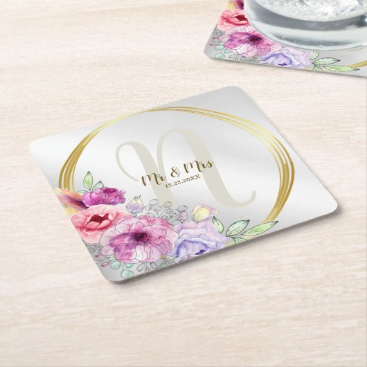 の結婚モノグラム名ピンクカラフルフローラゴールデン スクエアペーパーコースター (アングル)