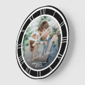 の結婚写真白ローマ数字黒BKGラウンド ラージ壁時計 (傾斜)