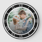 の結婚写真白ローマ数字黒BKGラウンド ラージ壁時計 (正面)