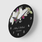 の結婚壁時計 – 蘭パーソナライズされた花 ラウンド壁時計 (傾斜)