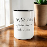 の結婚婚約ハートミセス・ネームパーソナライズされた ツートーンマグカップ<br><div class="desc">ミセスとミセスパーソナライズされたは、キュートなハートコーヒーカップと名カスタマイズ前と日を定めて、記念ガーリー祭、クリスマス、または婚約の贈り物のための特別な贈り物を作るパーソナライズされた。</div>