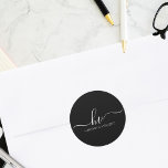 の結婚書道の脚本書のカスタム好意 ラウンドシール<br><div class="desc">私たちのモノグラム書道スクリプト結婚結婚式の引き出物の好意のラウンドカスタムステッカーでクラシックあなたのの優雅さを高める。これらの絶妙なステッカーは単なるラベルではなく、彼らはあなたの洗練された味と詳細への注意の反映である。タイムレスな書道の台本とモノグラムパーソナライズされたを備えたシールは、あなたの要素のあらゆる要素に洗練のtouchを追加結婚する。招待状、シーリング・エンベロープ、結婚式の引き出物の装飾に最適なシールは、お客様のテーマにシームレスに結婚統合できます。クラシックラウンドデザインは、白黒のカラーパレットと組み合わされ、時代を超越した美しい感を醸し出している。あなたはお好みのデザートをパーソナライズするか、ホテルの歓迎バッグを作成するか、結婚式の引き出物に最終的なtouchを追加するかにかかわらず、これらのカスタマイズ可能なモノグラムラベルは完璧な選択である。新郎新婦のイニシャルを優雅に飾り、ステッカーはユニークお祝いの思い出に結婚なる。これらのアドレス封筒用シール結婚で詳細のプレゼンを高めスタイリッシュ、ゲストに特別な日を定義する洗練された経験を与える。</div>