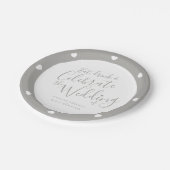 の結婚白いスクリプトとグレーのハート紙プレート ペーパープレート (アングル)
