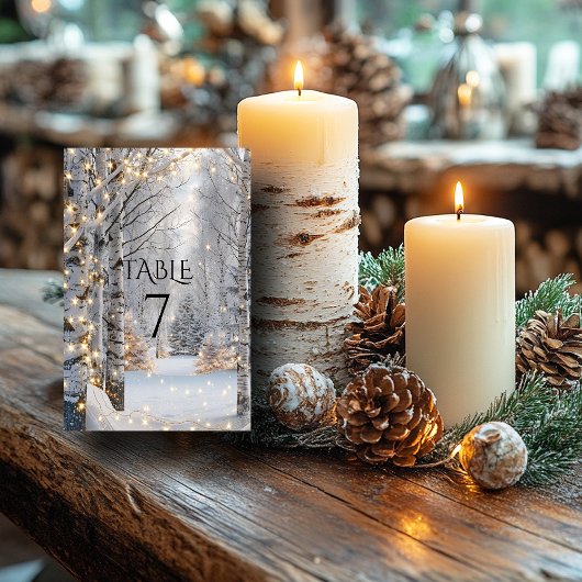 の結婚白い樺の木の木の雪の黄色のライト テーブルナンバー