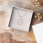 の結婚花嫁のヴィンテージパーソナライズされたピンクドレス シルバープレートネックレス<br><div class="desc">ブライダルパーティ感じは花嫁のジュエリーとエレガントして特別に作る。水色ピンクの女の子のドレス、書道の台本、トレンディータイポグラフィのスタイルを備えたスタイリッシュこのブライダルパーティの記念品は、touchでクラシックの優雅さを取り込んユニークだ。バチェロレッテの好みに理想的な、このユニーククリエイティブジュエリー作品は、あなたの感謝を示す永遠の方法である。考え深い花嫁のメイドの贈り物を買って来い！</div>