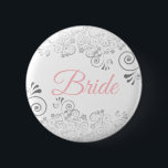 の結婚花嫁ボタンピンク&グレー 缶バッジ<br><div class="desc">鍵のプレイヤーをブライダルシャワーで識別結婚し、私たちのピンクとグレーのボタエレガントンでリハーサルディナー。ピンク&グレーエレガントなウェディングスイートとコーディネートできるように設計されたこのボタンは、ブラックの文字の花嫁と白い背景フェイクにシルバーフォイルが読華やかである。結婚式のメンバーのための好意または贈り物として完璧な。</div>