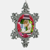 の結婚記念日のバラストライプ、カスタム写真 スノーフレークピューターオーナメント (左)