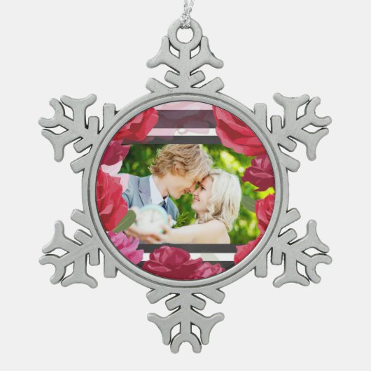 の結婚記念日のバラストライプ、カスタム写真 スノーフレークピューターオーナメント (正面)