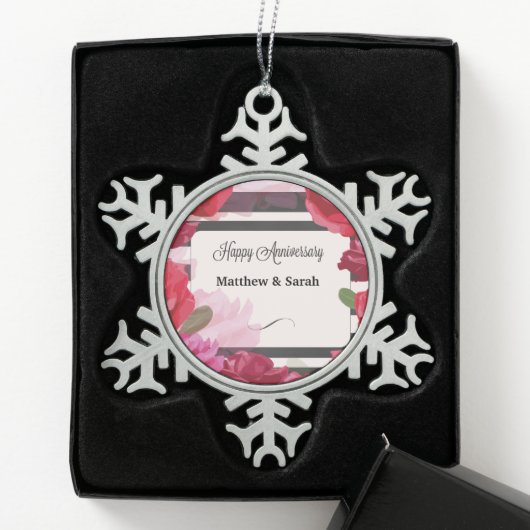 の結婚記念日のバラストライプ、名前をカスタムする スノーフレークピューターオーナメント (ボックス)