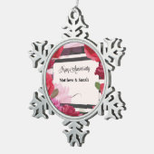 の結婚記念日のバラストライプ、名前をカスタムする スノーフレークピューターオーナメント (右)