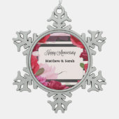 の結婚記念日のバラストライプ、名前をカスタムする スノーフレークピューターオーナメント (正面)