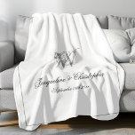 の結婚贈り物エレガント新型Keepsake Monogram フリースブランケット<br><div class="desc">の結婚贈り物エレガントの新しいKeepsake Monogramフリースブランケット。白パーソナライズされたと銀フェイク灰色のモノグラムのフリースブランケットイニシャルクラシック用のスクリプト、新郎新婦の名前、および結婚ミニマルな白い背景の日エレガント付。新しい結婚贈り物や新しい結婚贈り物、特別な日の大切な思い出、引っ越し祝いパーティーの贈り物、または自分の家のための贈り物。このクリックテンプレートを名前、モノグラムイニシャル、日付と一緒に簡単かつ迅速にパーソナライズする。の結婚ギフト新エレガント婚Keepsake Monogramフリースブランケットは、この店の新婚&ウェディングギフトのコレクションの一部であり、一致するアイテムとモノグラムの、30日返金保証。世界中に高速で出荷の結婚贈り物エレガントの新しいKeepsake Monogramフリースブランケット。アーティストRjFxx© *全著作権所有。#WeddingGift #MonogrammedWeddingFleeceBlanket #PersonalizedFleeceBlanket #ZazzleMade</div>