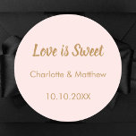 の結婚赤面金ゴールド名Love is Sweet ラウンドシール<br><div class="desc">赤面ピンクの背景。文字：愛は甘い。名前と日付をパーソナライズ結婚して追加する。甘いお客様のためにチョコレート、クッキーのような好意。</div>