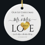 の結婚黒金ゴールドハートクリスマス名ミセス セラミックオーナメント<br><div class="desc">第1回結婚クリスマスのブラック金ゴールドハート名ミセス・セラミックオーナメント ブラック金ゴールドハートスクリプト名MrとMrsデザイン金ゴールドハートフェイクホワイトスクリプトMrとMrsの金ゴールドのデコパーソナライズされたア・フォントグッズMrとMrsのハートホワイトスクリプト名結婚White Scriptパーティー付きホワイトスクリプト名MrとMrsのグッズの装飾はMr.この素敵なデザインは、結婚披露宴や結婚記念日パーティーなどに最適だ。編集メニューを使用して色を変更したり、当社のストアにアクセスしてデザインや色のオプションを追加。</div>