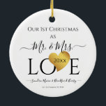 の結婚黒金ゴールドハートクリスマス名ミセス セラミックオーナメント<br><div class="desc">第1回結婚クリスマスのブラック金ゴールドハート名ミセス・セラミックオーナメント ブラック金ゴールドハートスクリプト名MrとMrsデザイン金ゴールドハートフェイクホワイトスクリプトMrとMrsの金ゴールドのデコパーソナライズされたア・フォントグッズMrとMrsのハートホワイトスクリプト名結婚White Scriptパーティー付きホワイトスクリプト名MrとMrsのグッズの装飾はMr.この素敵なデザインは、結婚披露宴や結婚記念日パーティーなどに最適だ。編集メニューを使用して色を変更したり、当社のストアにアクセスしてデザインや色のオプションを追加。</div>