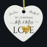 の結婚黒金ゴールドハートクリスマス名Mrs Ce セラミックオーナメント<br><div class="desc">第1回結婚クリスマスの白黒金ゴールドハート名セラミックオーナメント ブラック金ゴールドハートスクリプト名MrとMrsデザイン金ゴールドハートフェイクホワイトスクリプトMrとMrsの金ゴールドのデコパーソナライズされたア・フォントグッズMrとMrsのハートホワイトスクリプト名結婚White Scriptパーティー付きホワイトスクリプト名MrとMrsのグッズの装飾はMr.この素敵なデザインは、結婚披露宴や結婚記念日パーティーなどに最適だ。編集メニューを使用して色を変更したり、当社のストアにアクセスしてデザインや色のオプションを追加。</div>